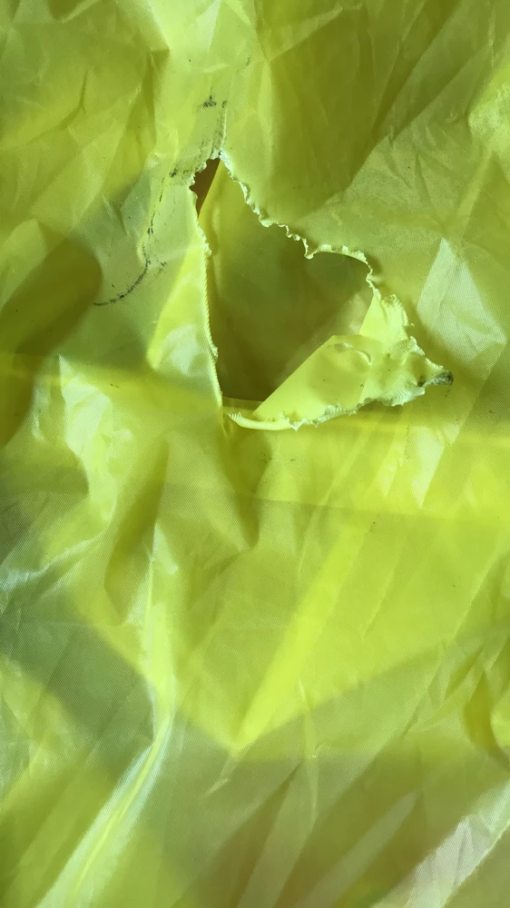 Казалось плотный хороший дождевик, на деле немного зацепилась спиной и порвался(( Только один дождь и относила(