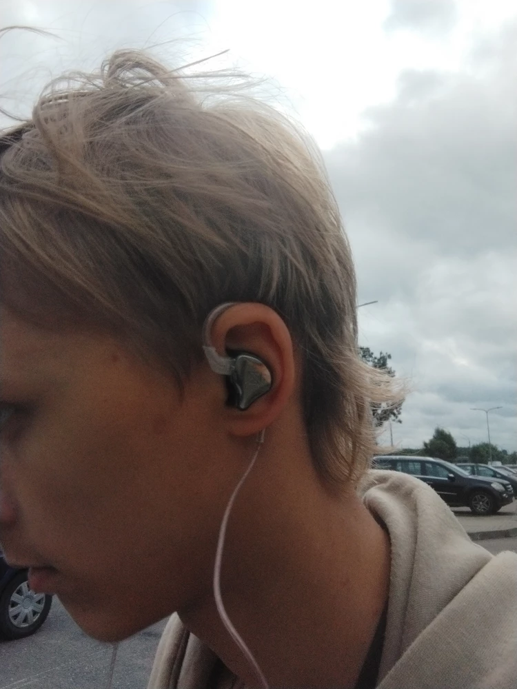 Мне надоело покупать хрень за 10byn, по этому решил купить нормальные наушники. Довно хотел приобрести именно эти наушники, рад что всё таки взял их. Они очень удобные, корпус повторяет форму уха как будто. Что по звуку, то очень ровное звучание, мягкое, а высокие частоты не так режут ухо. Звучание этих наушников в полное меня устраивает, очень раз им, но а для тех кому не хватает баса, скачайте эквалайзер.