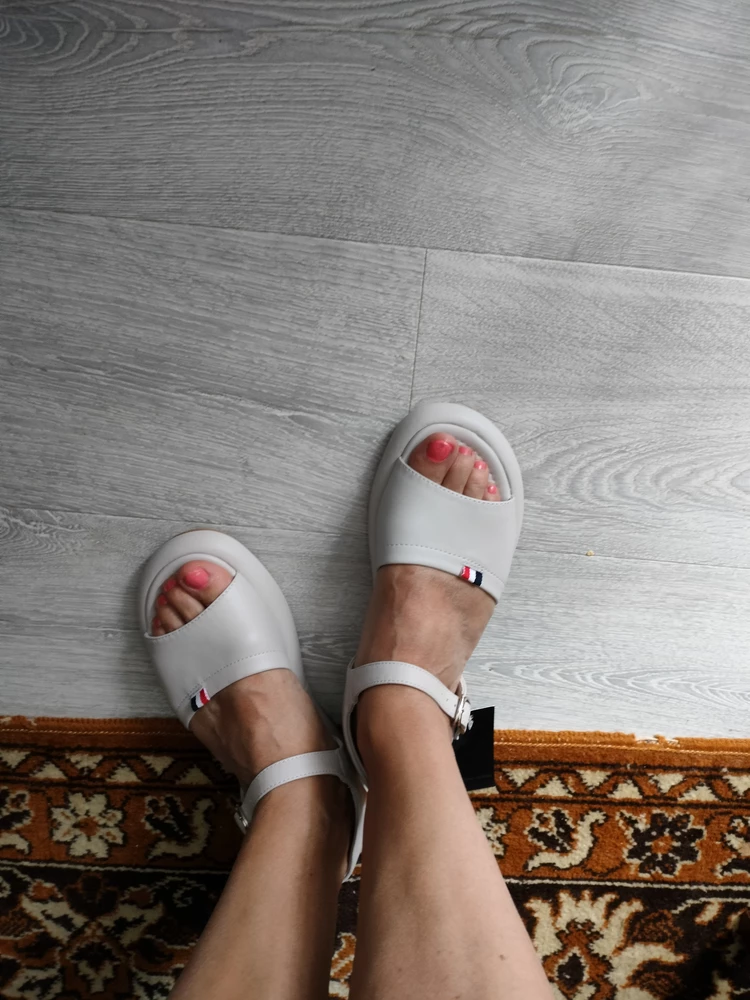 Мне подошли идеально. Сандали удобные. Меня терзают смутные сомнения, что это натуращкожа, но за такую цену и не кожу можно носить!;) Посмотрю, как сандали поведут себя в носке.