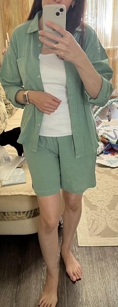 Костюм хорошего качества, приятный материал, красивый цвет, можно носить по отдельности. Заказывала два цвета фисташковый и розовый, в розовом резинка более тугая, выкупила фисташковый, т к больше понравился цвет! За такую стоимость очень хороший костюм, рекомендую ! Взяла размер 46-48, т к хотела чтобы сидел свободнее, рост 173 см, рукава у рубашки не короткие!