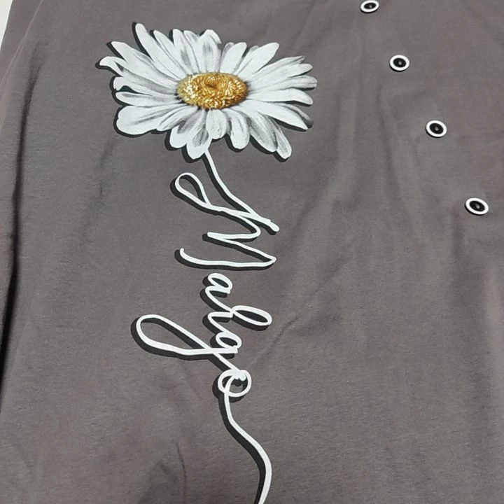 Ношу размер 54. Это пратье очень широкое , прям размера на 3 больше, и цвет прям серый, на модели кажется коричневым. А так, хорошее домашнее платье.