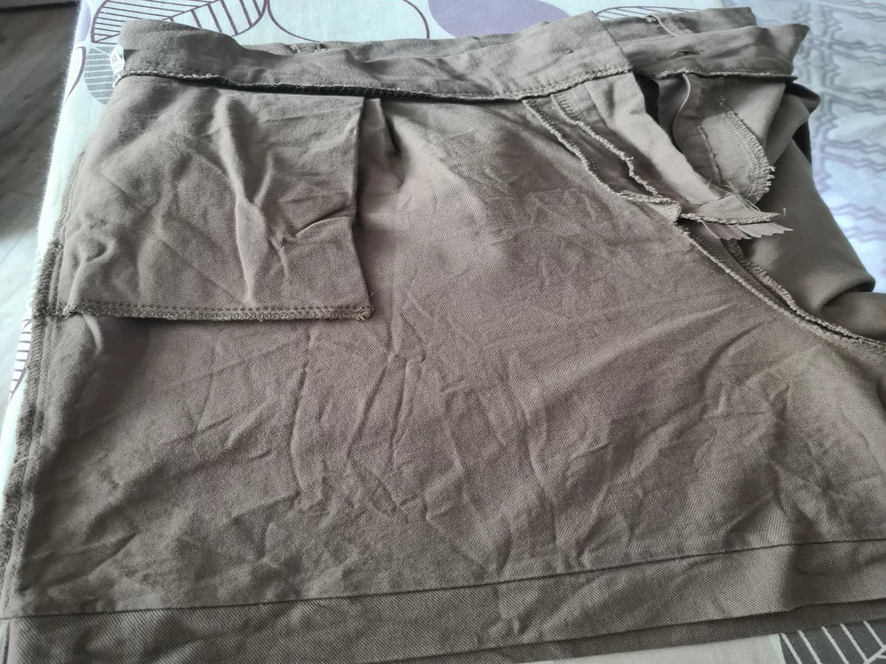 Первый раз натыкаюсь на такое ужасное качество ткани. После стирки сильно мнётся и не разглаживается до конца, даже при максимальной мощности утюга. После второй стирки ткань стала болеть, теперь и цвет не равномерный. Шорты на два раза,  цена не соответствует качеству. Кстати бирки об уходе на одежде нет, что тоже странно.