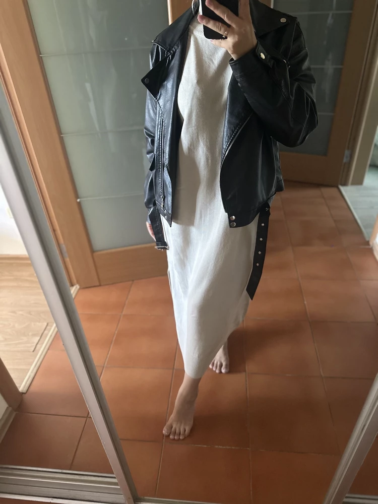 Потрясающие теплое  платье на прохладную осень. Легкий оверсайз в светлом бежевом цвете отлично сидит по фигуре и не прибавляет лишних кг. Под косуху и ботинки просто бомба 😍