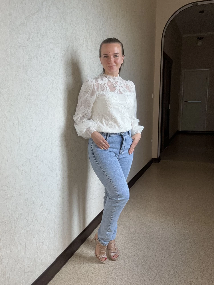 Это те самые джинсы, которые идеально сели. Швы все ровные, прострочено аккауратно. Хорошо, что стрейчевые, тянутся и не сковывают движения. Не сильно плотные, комфортно хорошо ходить в них даже летом