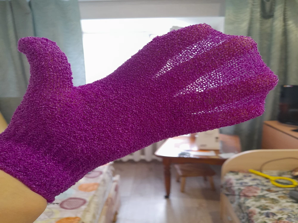 Варежки на вид маленькие,но на руку хорошо  натягивать, обхват кисти 21 и длина кисти от сгибание до среднего пальца 19 см, но тонкие,на картинке кажется более плотнее и каче лучше, фото прилагаю,выбор за вами