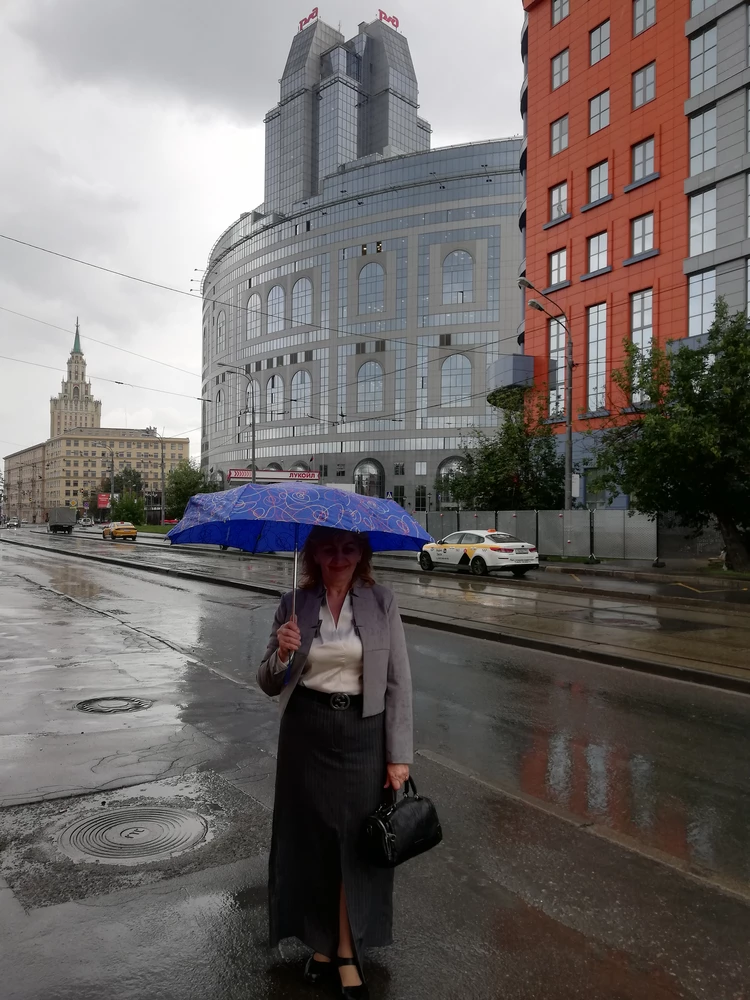 Недавно купила серую в полоску юбку этого производителя, в полном восторге от того, как села по фигуре и ткань отличная! Думала, что эта такого же качества, но увы... Совсем плохая ткань, смотрится дешево, блестит, ужас какой-то! А на фигуре сидит отлично, лекала очень хорошие!!! Ну что за подвох с тканью? Зачем так портить вещь? Очень расстроилась, всетаки юбка не из дешевых, а ткань ерунда!!! Пересмотрите ткань... На фото юбка серая в полоску, которую купила недавно этого производителя.