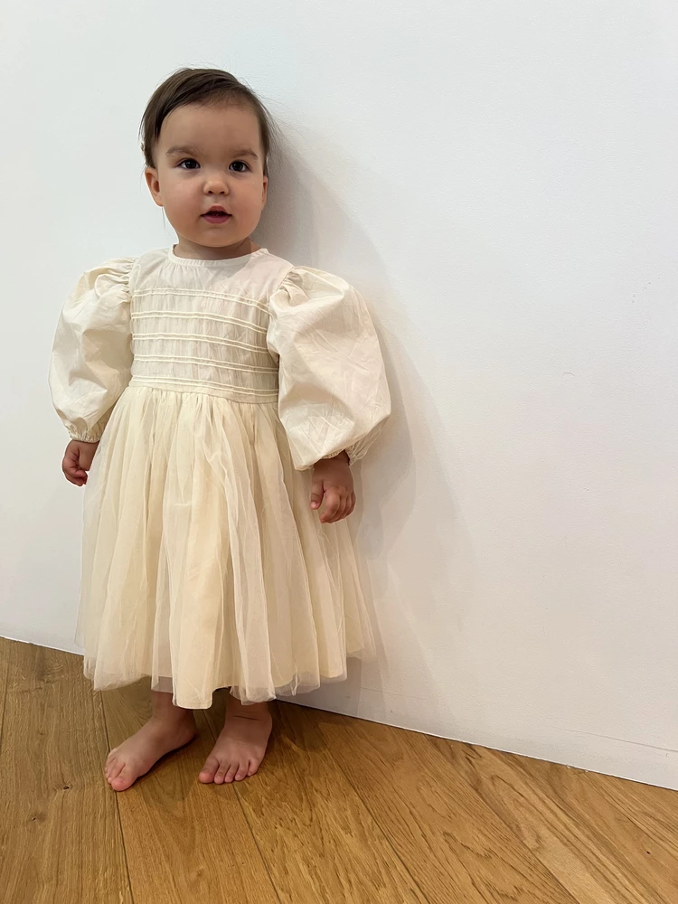 Ну это восторг! Дочка не хотела снимать, кружилась в нём, позировала )) Очень нежное, красивое и комфортное к телу, бантики на спинке чудесные. Напомнило платье из «Двое. Я и моя тень» :)