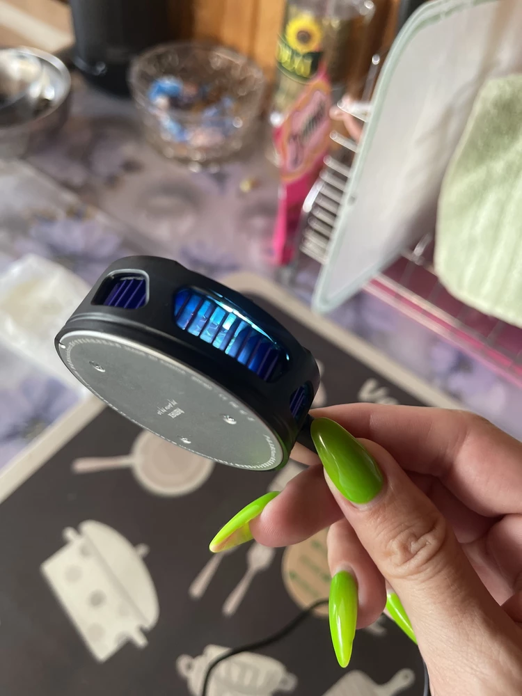 Охлаждает мгновенно. На ощуп приятный, подсветка огонь. Рекомендую