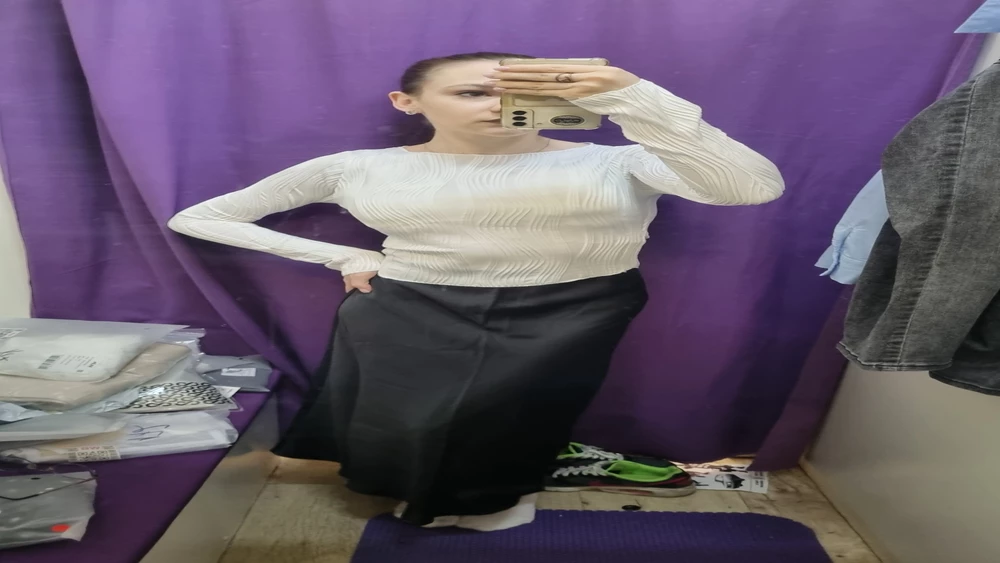 Заказывала в двух размерах, одна из них пришла в не очень хорошем качестве, с затяжками и сама по себе потрёпанная какая-то... а вот эта понравилась, забрала. Милая, смотрится красиво, женственно. Чуть-чуть просвечивает, но не критично