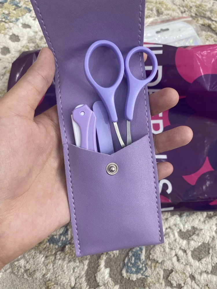 Качественно👍🏻я пока что только ножницей пользуюсь, но надо быть аккуратным во время использования ножницы😁 пинцет и триммер хорошие и конечно же в моем любимом цвете все товары очень красивые💜