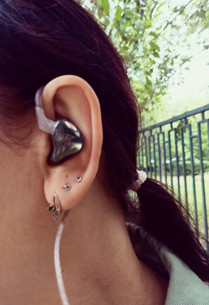 Очень крутой звук! Спасибо, теперь мои ушки наслаждаются музыкой! Полное перекрытие внешних шумов. Басы на месте) Г-образный штекер, как по мне, так очень удобно. Двойной шнурок выглядит надёжно) Отзыв пишу, спустя два месяца пользования. Предыдущии наушники, из той же ценовой политики, продержались две недели!
Музычку на всю, и утренняя прогулка с собакой теперь кайф!