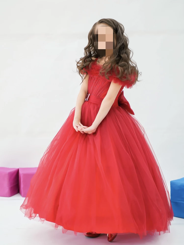 Потрясное платье, брали на выпускной в 4 классе, девочкам покрупней подойдет и на выпускной из садика. У нас был размер 134