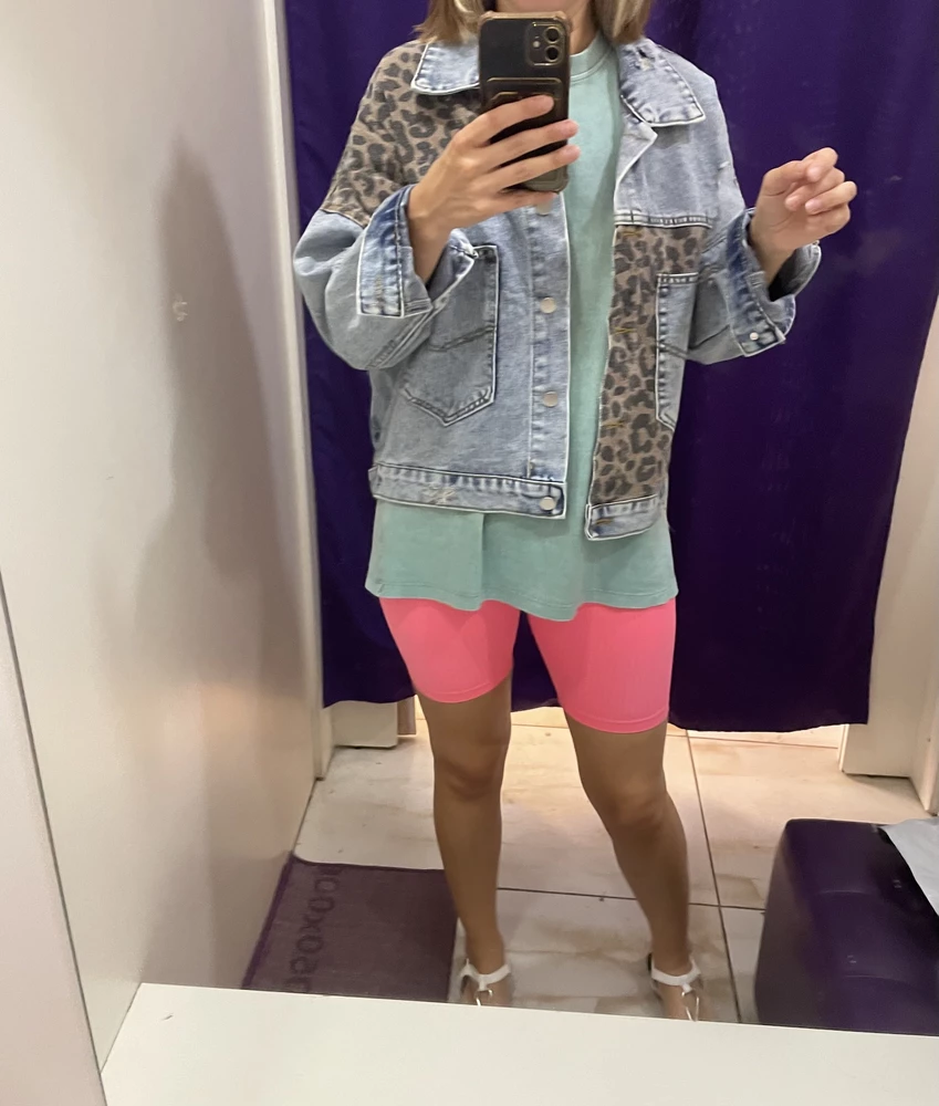 Минус за не правильны сшитый рукав. Не так заметно при носке, но все же… взяла так как времени на возврат не оставалось. Размер и ткань приятная.