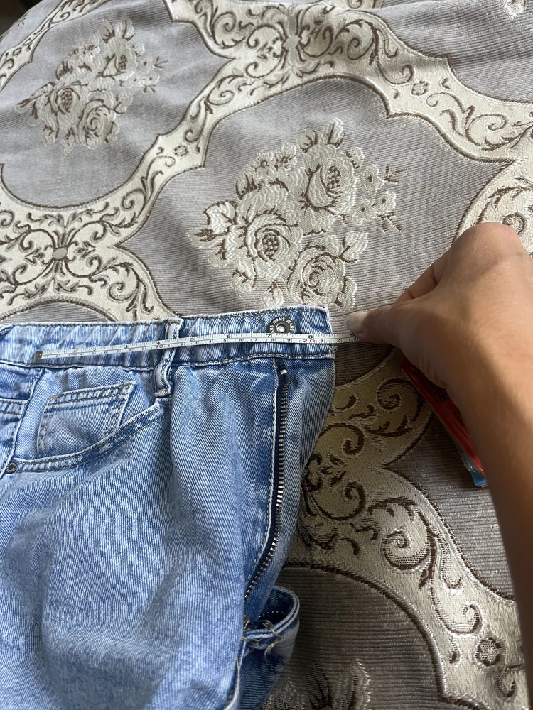Думала, ну вот они, джинсы моей мечты… 🤦🏻‍♀️не тут то было. При примерке и не заметила, а как носить начала, так не пойму, что за хрень… ширинка уходит в бок.. я ее выровняю, а она опять сьезжает. Причем и порезы на джисах на левой ноге тоже сикось накось… Подумала, может после стирки сьехали. Померяла рулеткой правую и левую переднюю часть от ширинки до бокового шва и оказалось, что они разные🤦🏻‍♀️ Джинсы с браком. Сдавать уже нет вариантов. Поэтому, девочки, внимательно осматривайте джинсы при примерке.