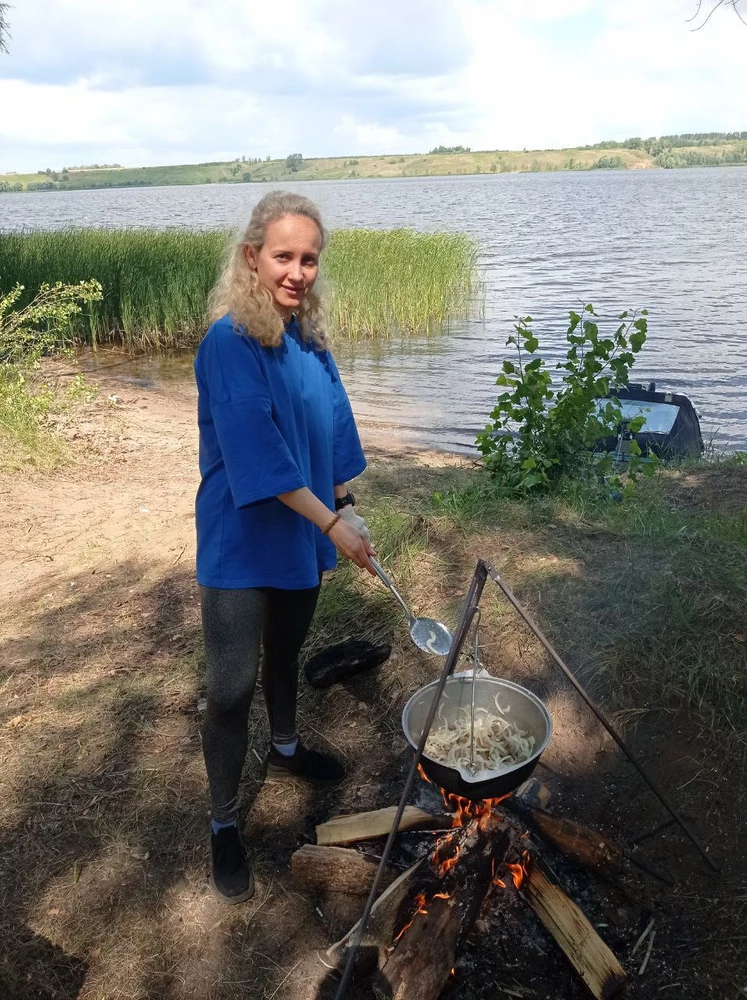 Хорошая футболка. Стирайте аккуратно, в холодной воде отдельно с вещами другого цвета: очень линяет, даже в холодной воде.