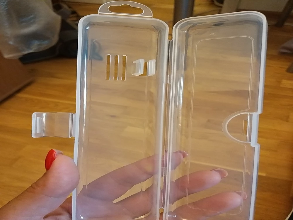 В описании товара и на фото указано: крепление для 2х!! Зубных щеток!
По факту крепление только для одной щетки!
В пункте выдачи вскрывать не стала, не думала что такой обман!!
Вскыла дома..