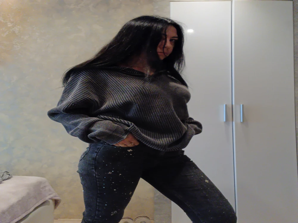 Хороший свитер  на любителя .