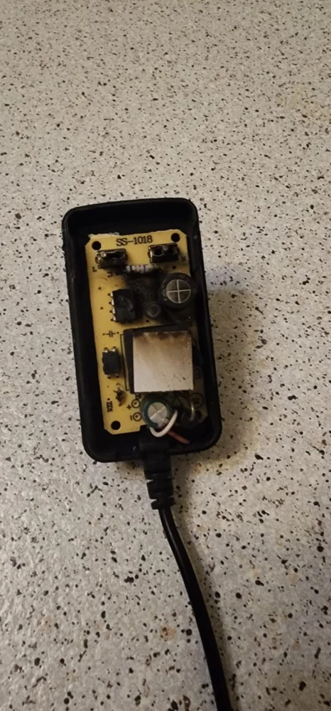 Подарили на день рождения ребенку, не отработала и  1 дня, сгорела, сразу после того как включили в разетку. Прошу сделать возврат!  Прпздник испорчен.