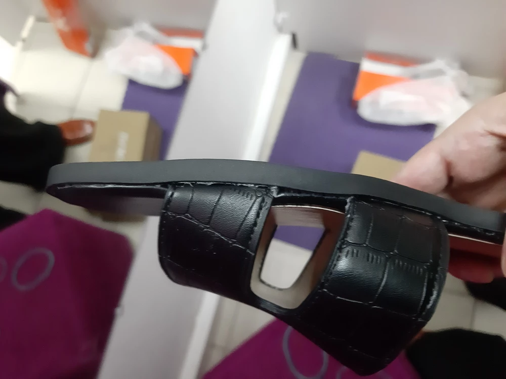 Ну они большие во-первых , 40р большие 39 так для шлепок пойдет , на среднюю ширину ноги свободно в ширине,но качество 😬 приклеены ужасно везде клей виден на обеих парах (уже не стала фото делать детально ), думаю не прослужили бы долго . Отказ .а так на вид очень даже ничего