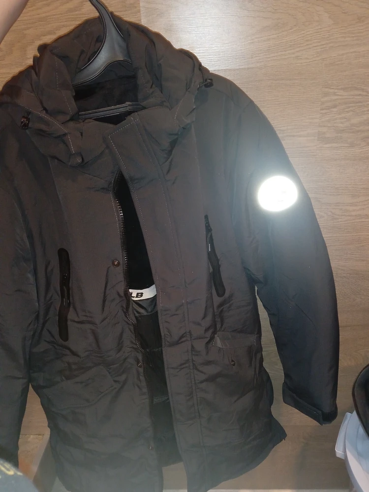 Соответствует размеру, шеврон на липучке, цвет темно серый, прикрывает попу