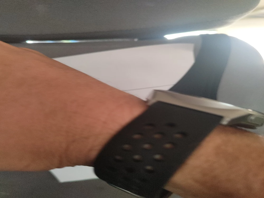 Отличный ремешок за свои деньги, это уже второй, с первым проходил полтора года