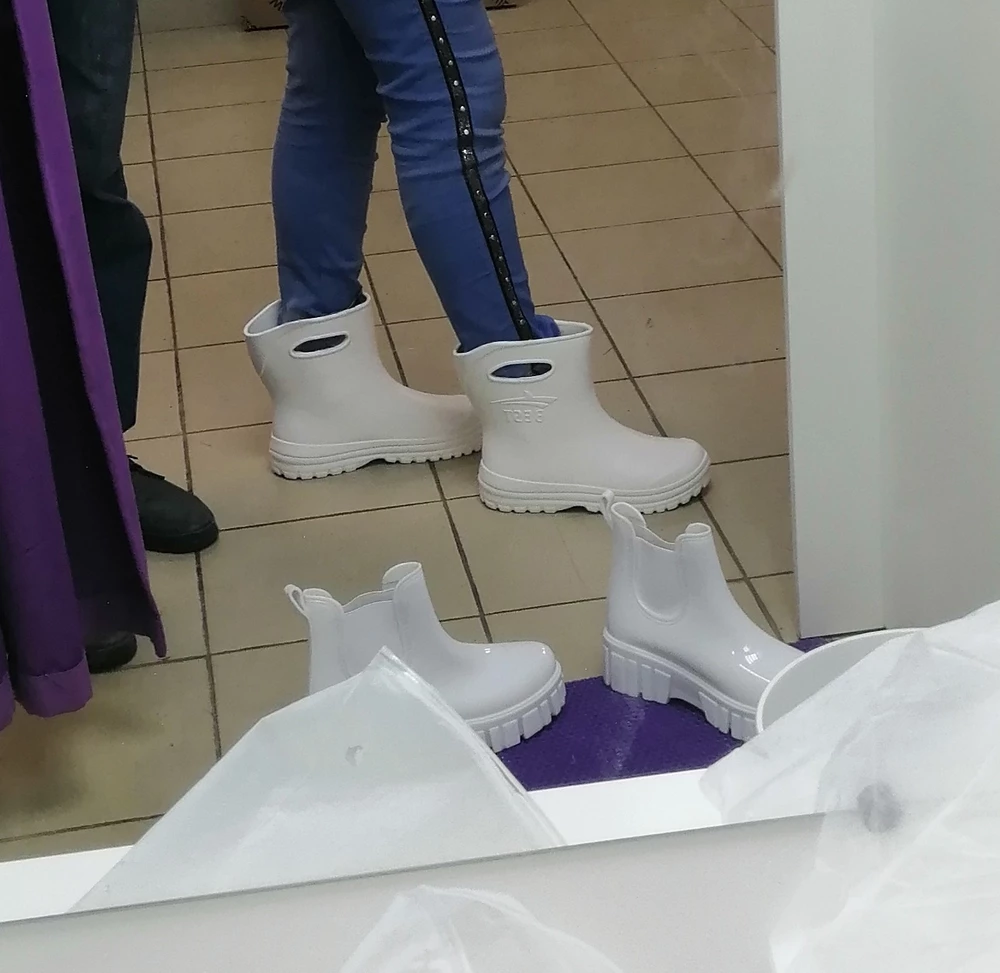 Классные, очень лёгкие, не угадала с размером. Рядом стоят интересные, но очень тяжелые