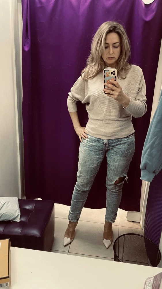 Отличная, мягкая, садится по фигуре хорошо. Как-то уже брала в другом цвете и могу сказать, что изнашивается очень быстро, первыми растянутся рукава, потом пояс.