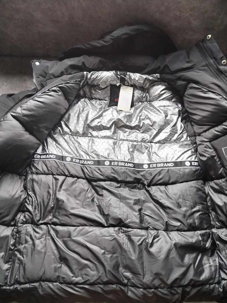 Парка классная, качественная, зимой точно в нём будет тепло, холлофайбер толстый, равномерно распределен.