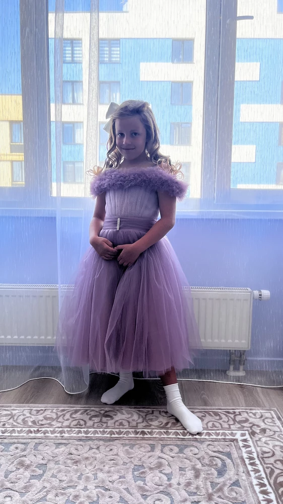 Роскошное платье! На размер 128 взяли 134 на вырост. На день рождения с подъюбником одевали,поистине платье принцессы 🥰но ещё и на выпускной из д/с одели и очень довольны ,правда мы его до середины икры подрезали ,чтоб не слишком жарко было . Дочь получила много комплиментов ,брошь съемная красивая и качество платья на 5+ Спасибо большое за это платье !