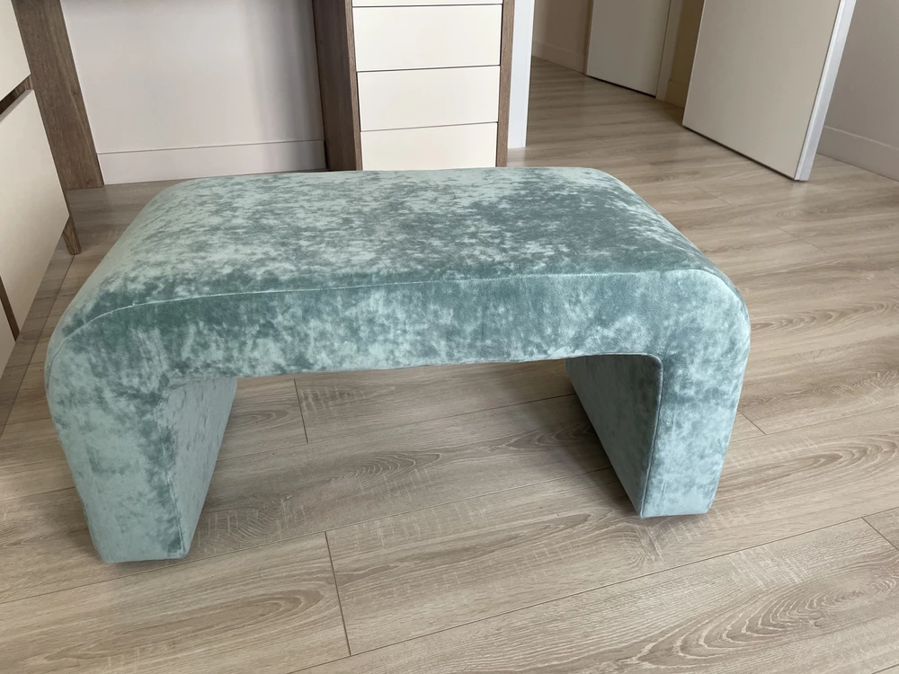 Понравилась банкетка, мягкая и крепкая, удобная.