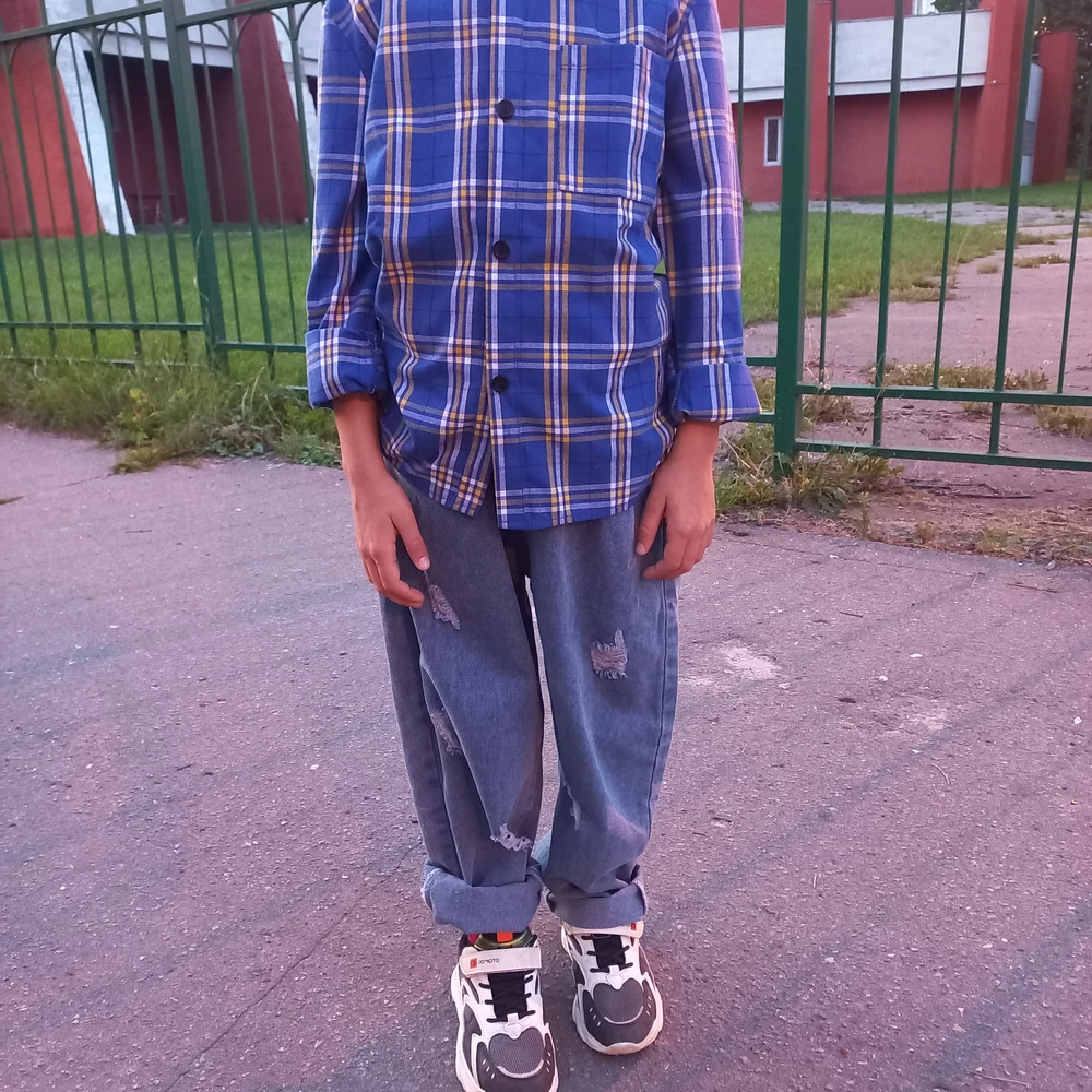 Ребёнок худой, но держаться хорошо. Резинка мягкая . Смотрятся стильно. Взяли на размер больше , хватит на вырост. Материал ляееь приятный мягкий джинс