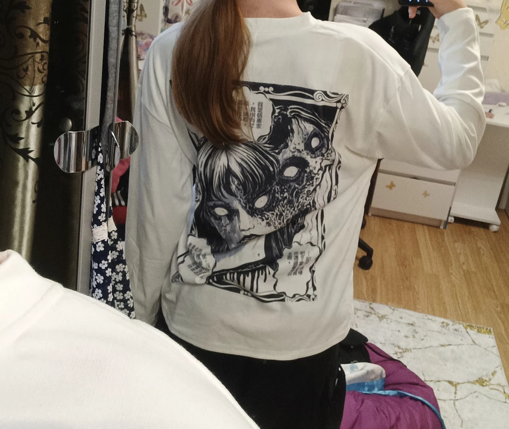 Ужасный принт сзади,с оттенком фиолетовым(на камере не так сильно видно как в жизни),забирал мой друг тк не могла забрать и возврат оформить не успела,но это ужас!!!Качество самой ткани хорошее,но принт ужасный.