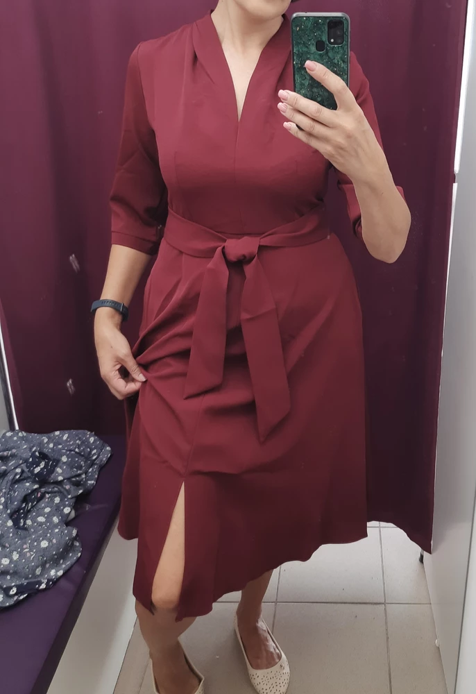 Платье плотное, хорошо сшито. На свой 50р. заказала 52,т.как по описанию маломерит. Но в груди все равно впритык и спину обтягивает. Мне не комфортно. Длина на рост 178 ниже колена. Отказ. А так, у кого грудь поменьше, будет хорошо