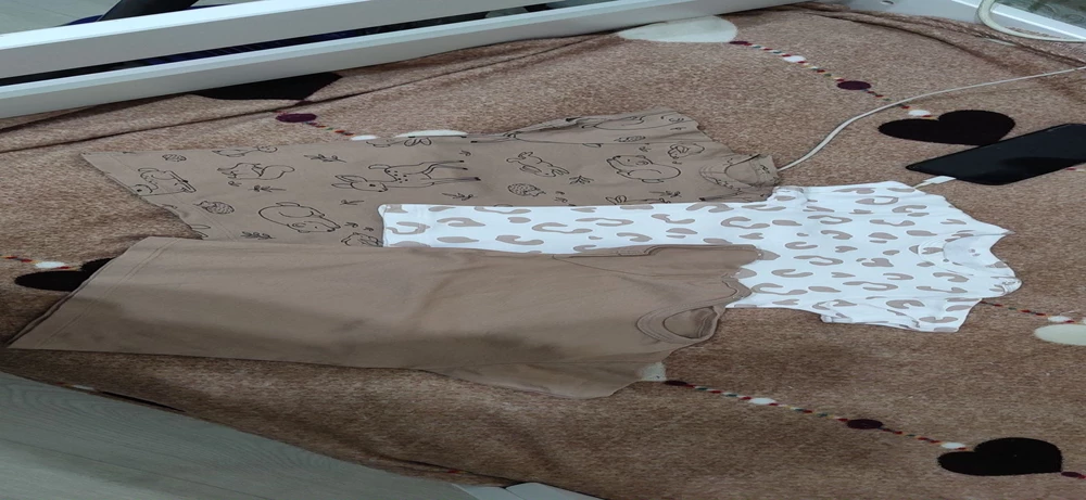 Хорошие футболочки, натуральный материал, нежнятина. Взяла на вырост, размер у ребёнка 80, надеюсь на осень хватит