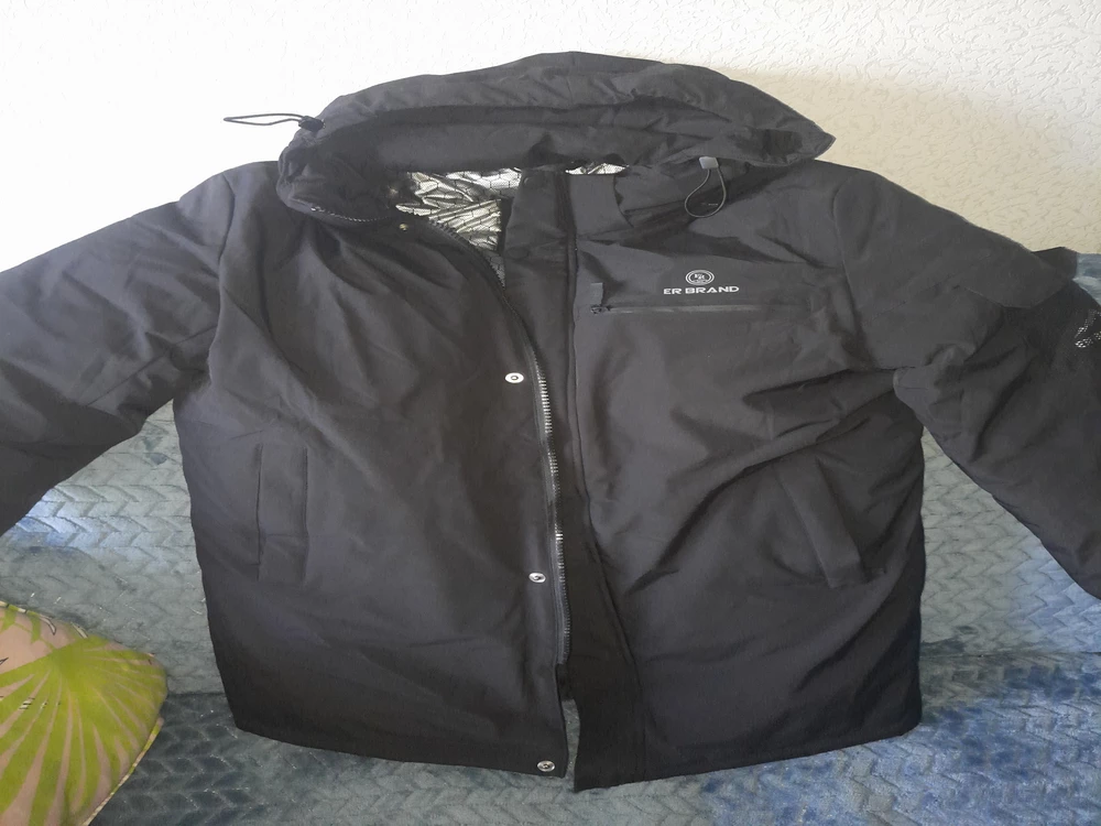 Куртка на самом деле хорошая , заказывали 2 ( вторая от другого продавца и вдвое дороже ) , но к нашему удивлению выбор сразу остановился на этой модели ! Швы все ровные , подкладка хорошая , капюшон то , что нужно !!! Размер полностью соответствует. Короче - куртка отличная за свои деньги ! Спасибо)))