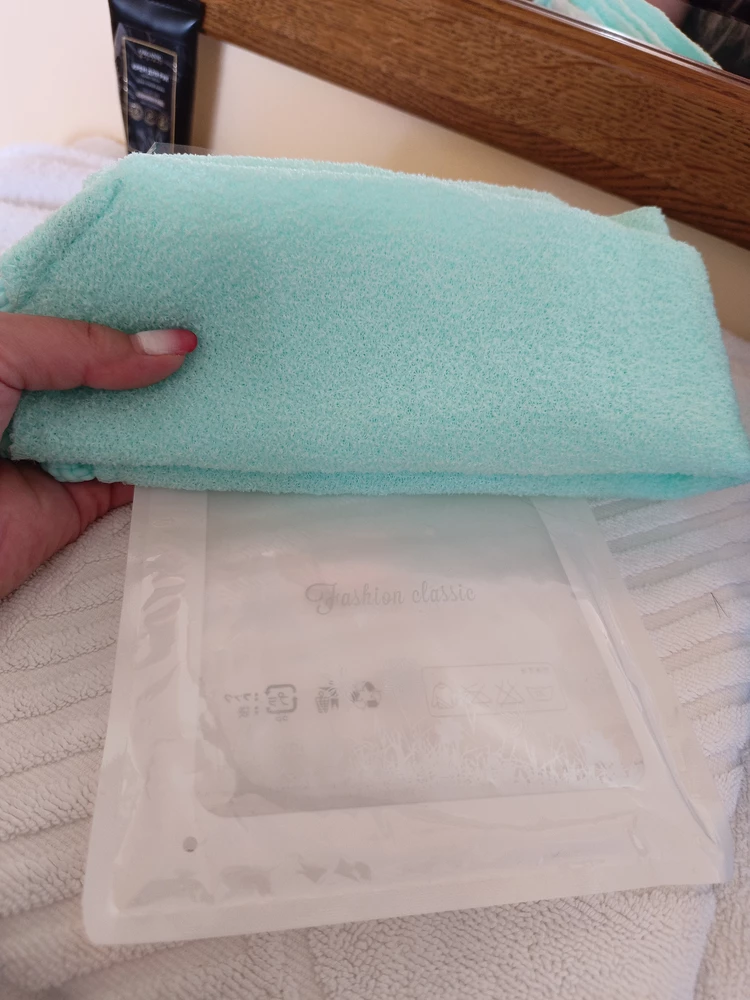 В комплекте пришла только одна мочалка и крючка не было( жаль не проверила на пункте выдачи количество. Поторопилась, а дома разочаровалась....для одной штуки как-то дороговато получается.