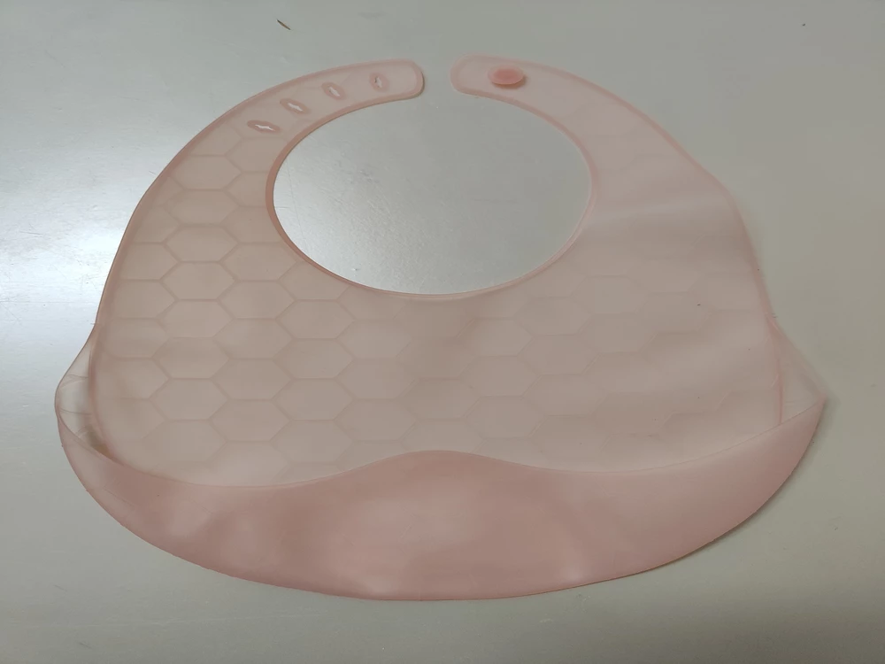 Нагрудник хорошего качества, очень мягкий
Запаха не было