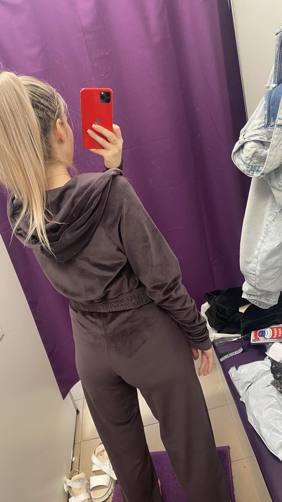 Костюм🔥
На рост 159 заказала 40/165, мне нравится как сидит)
По поводу цвета-в примерочной смотрелся больше как коричневый,выкупила чтоб посмотреть как смотрится на свету. Под разным светом, оттенок меняется- мне понравился. Резинка не тугая(ношу 42 размер). Ткань классная,мягкая,не «лысый» велюр.
Уже выгуляла, внимания получила море😍обращают внимание как мужчины, так и женщины😊
Спасибо огромное продавцу🤍