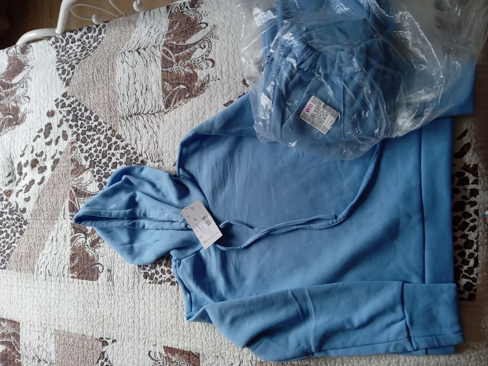 Красивый голубой цвет, аккуратно сшит, приятный мягкий материал. Немного маломерит