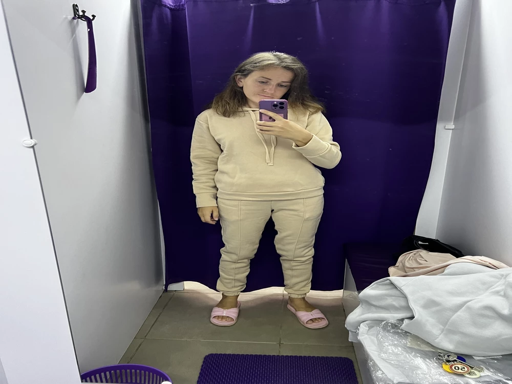 Костюм с начесом, но он тонкий. Мне показалось, что будет сильно электризовать, т.к. не 100% хлопок. Больше синтетика. 
Для 770 руб хороший, но отказалась в пользу более толстого