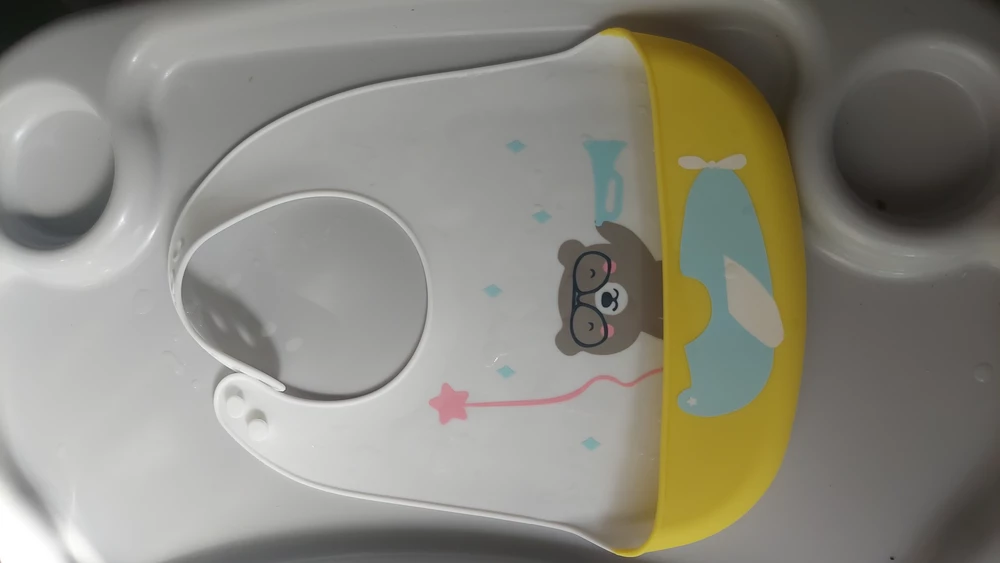 Наручники хороший, мягкий. При открытии упаковки ничем не пах. Моется отлично, печать рисунка хорошая. Очень хороший товар.