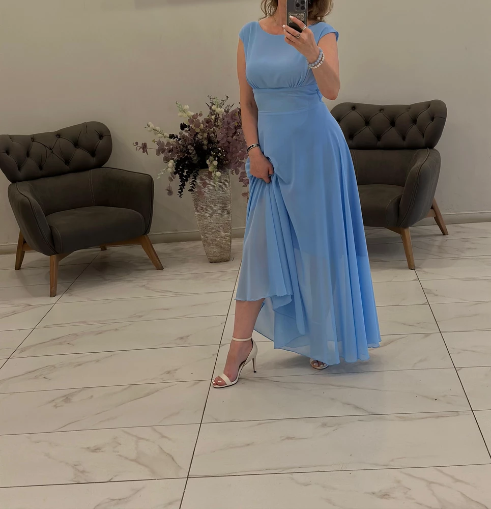 Прекрасное платье,очень женственное,цвет потрясающий! На мероприятии я получила кучу комплиментов! На 96-74-100, взяла 46 размер,как будто на меня шили! На рост 170 конечно очень длинное,но подогнать длину не проблема.