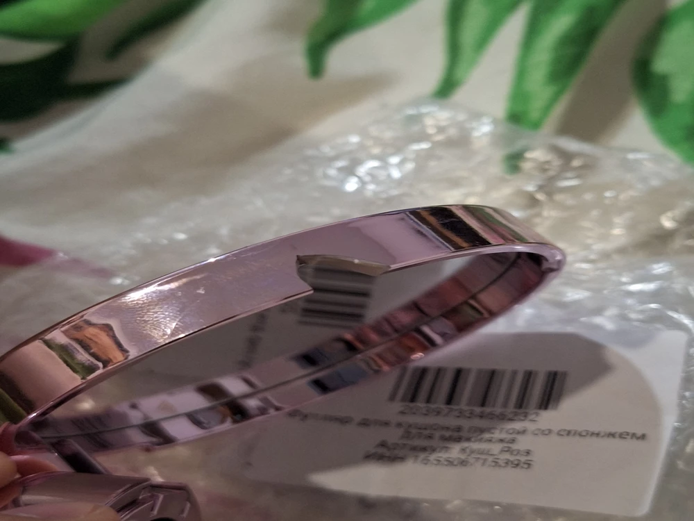 моя вина, что не заметила при получении, но пришел побитый футляр с отколовшейся частью. загадка, как так произошло, потому что замотан в пупырчатую пленку он был намертво