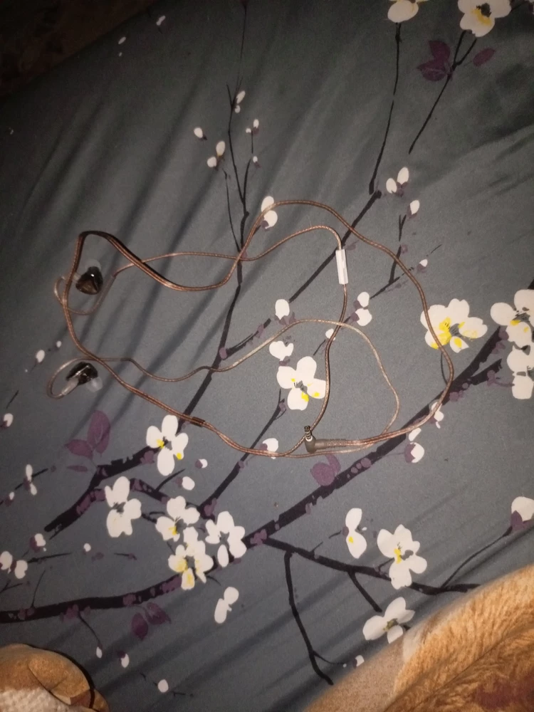 Просто отличные наушники. Пользовался Logitech g435, и дл сих пор пользуюсь, но это другой уровень. Я звукорежиссёр и пользовался многими колонками и наушниками, но это превзошло все мои ожидания за 700 рублей. Не представляю, что там за звук в более дорогих наушниках 😳