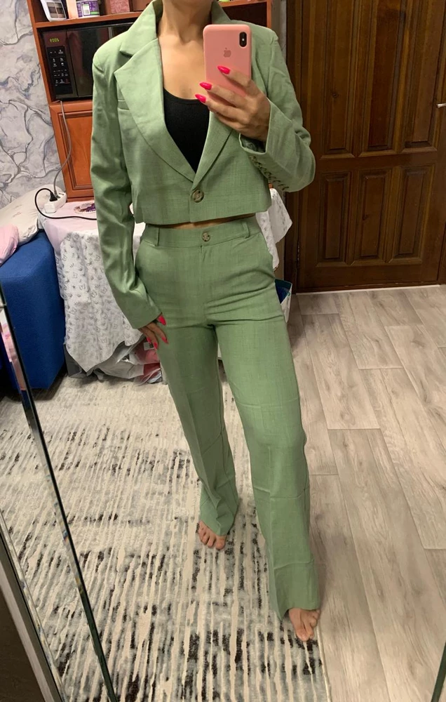 Костюмчик приятного и нежного цвета, ткань не просвечивает и не тяжелая) выглядит стильно, можно и просто на прогулки и на мероприятия