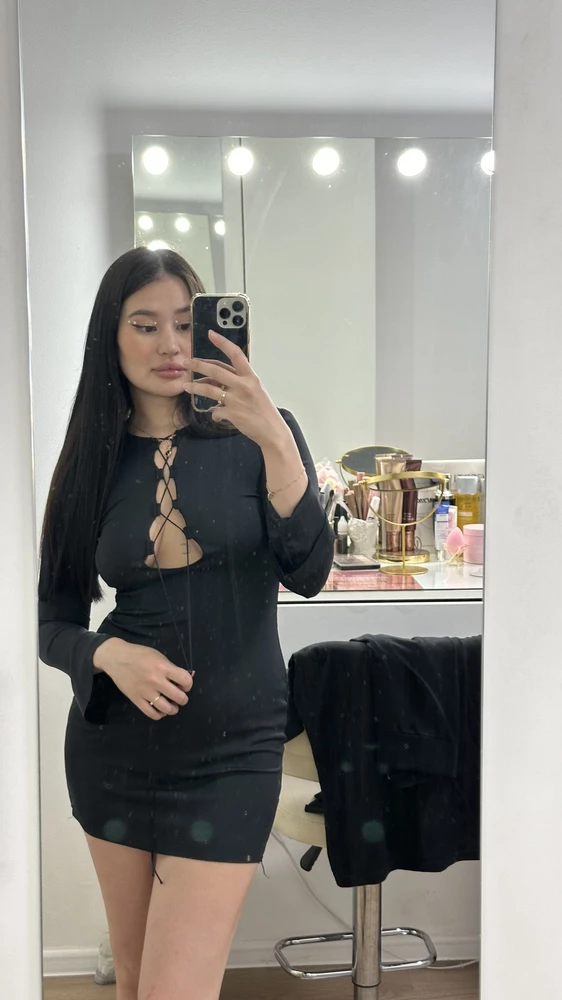 Платье красивое, сексуальное, но очень короткое, одной не выйти, только с мужем😁