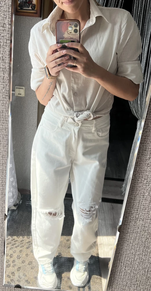 Вообще джинсы крутые, комфортные, я выкупила, да ещё это единственные джинсы, которые отлично «сели» по длине из всех заказанных, НО жаль нет 40го размера. Объясню, я понимаю, что они должны «сидеть» широко и свободно, но после дня полноценной активной нОски(у меня был длительный перелет) растянулись в талии и начали сползать, растянулись в районе коленок и стали ещё шире )) (фото ДО перелета), мои параметры: ОТ 65, ОБ 87, рост 167.