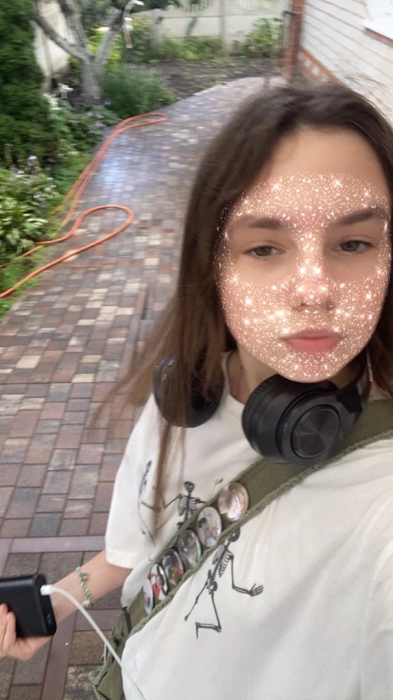 очень благодарна,что наушники пришли в хорошем виде,качество звука просто>>> без деффектов,работают уже месяц,везде с ними хожу,во первых дополняют образ,во вторых слушаю музыку,теперь они у меня на первом месте из наушников))))