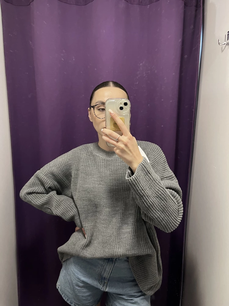 Еле урвала свитер, и супер довольна. Мягенький, тепленький, идет в оверсайз, но по рукавам сел идеально. +1 повод ждать осень, чтобы выгулять его наконец🥹 рекоменд!