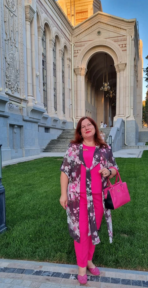 Костюм просто шикарный. Идёт размер в размер. Мой рост 167, выше будут брюки коротки. На этикетке рост 164.